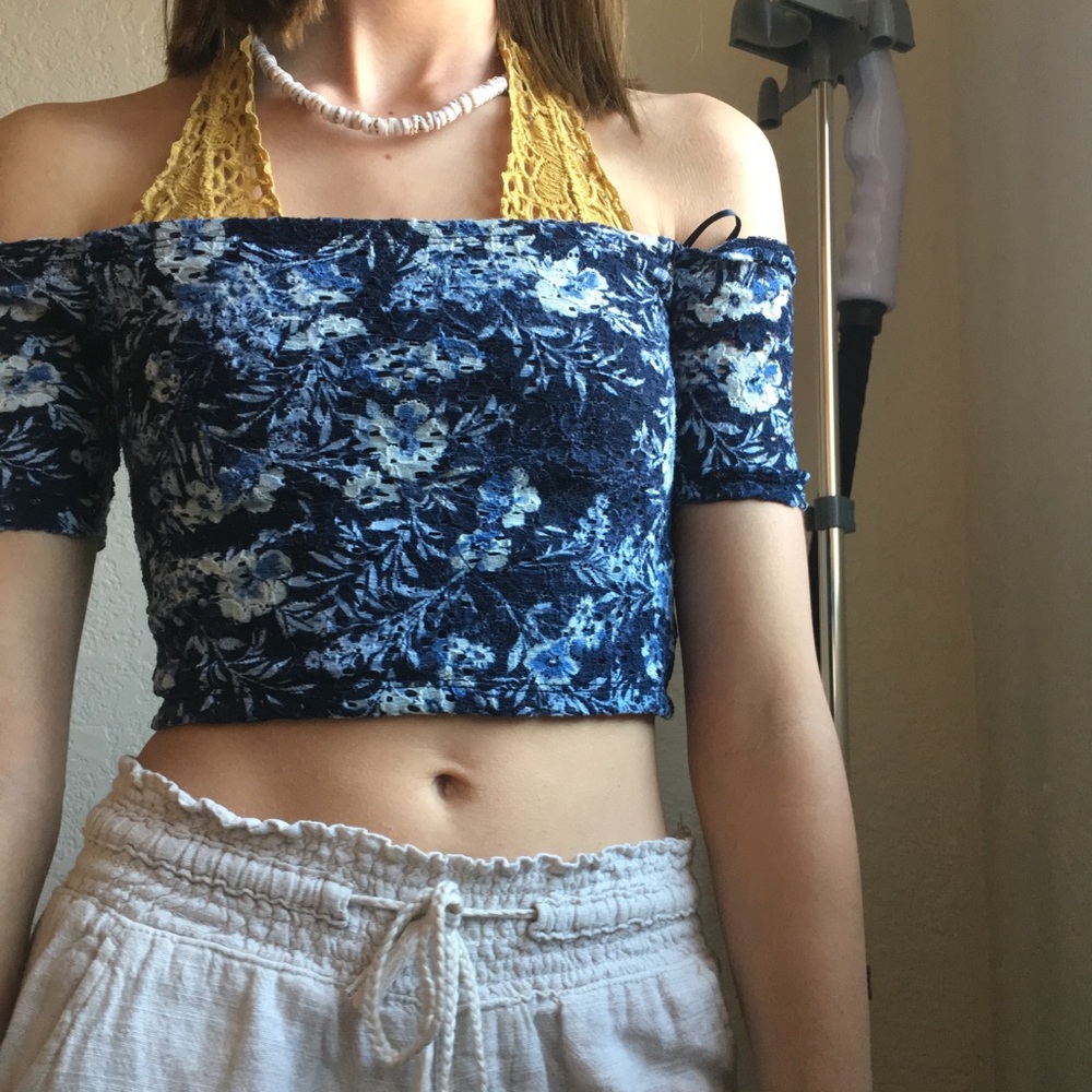 Hollister blue flower lace crop top